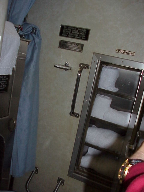 BATHROOM INDIANPACIFIC.JPG 128.5K