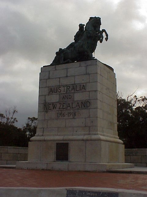 MONUMENT ALBANY.JPG 114.6K